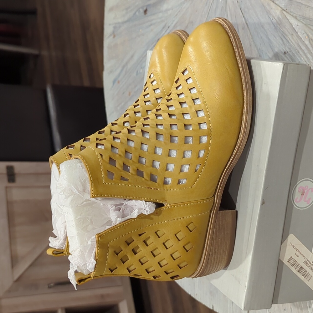 NWT Brinley Co.( Jeffrey Campbell) Chunky Heel Caged laser Cut-Out Ankle Booties